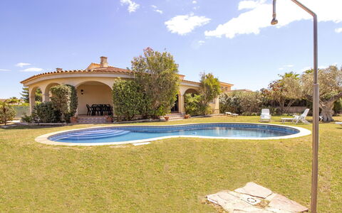 Jardi: Property, Real Estate, Grass, Building, House, Swimming Pool, Estate, Residential Area, Home, Architecture