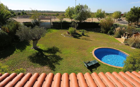 Jardi: Property, Natural Landscape, Grass, Garden, Botany, Tree, Yard, Backyard, Landscape, Real Estate