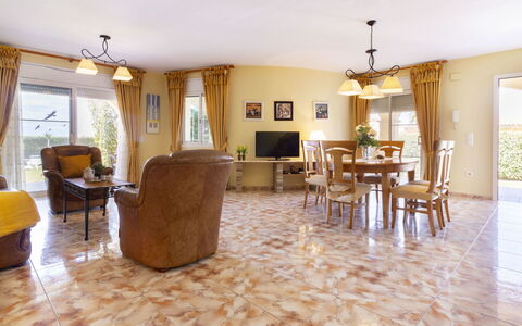 Jardi: Property, Room, Floor, Building, Interior Design, Furniture, House, Yellow, Flooring, Real Estate