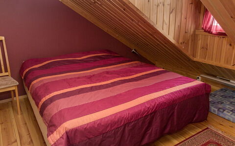 Syvärinkulta B: Bedroom, Bed, Floor, Bed Sheet, Flooring, Wood, Bedding, Furniture, Linens, Interior Design