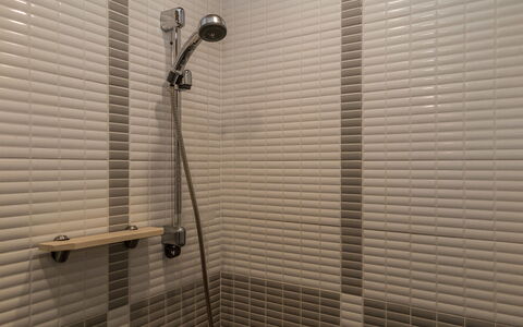 Syvärinkulta B: Plumbing Fixture, Bathroom, Plumbing, Tile, Shower Head, Ceramic