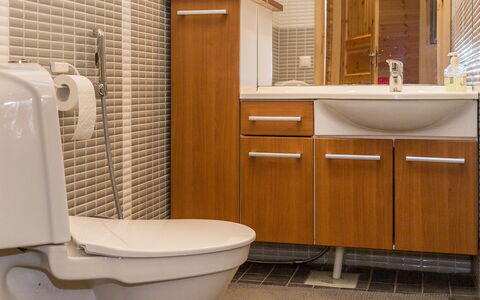 Syvärinkulta B: Bathroom Sink, Sink, Plumbing Fixture, Flooring, Bathroom, Interior Design, Wood, Floor, Bathroom Cabinet, Tap