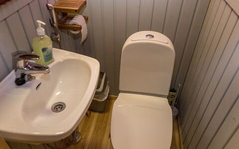 Syvärinkulta B: Toilet Seat, Bathroom, Plumbing Fixture, Toilet, Flooring, Floor, Plumbing, Bathroom Sink, Sink, Tap