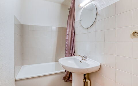 Saint Gervais 172: Bathroom, Property, Room, Tile, Wall, Tap, Interior Design, Bathroom Sink, Architecture, Plumbing Fixture