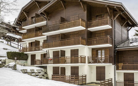 Saint Gervais 172: Sky, Building, Property, Window, Snow, House, Door, Plant, Urban Design, Slope