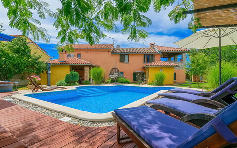 Loreta: Swimming Pool, Property, Real Estate, House, Building, Home, Residential Area, Backyard, Estate, Courtyard