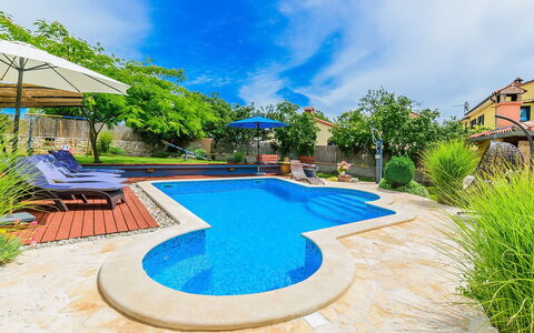 Loreta: Cloud, Plant, Water, Sky, Property, Swimming Pool, Azure, Blue, Tree, Building