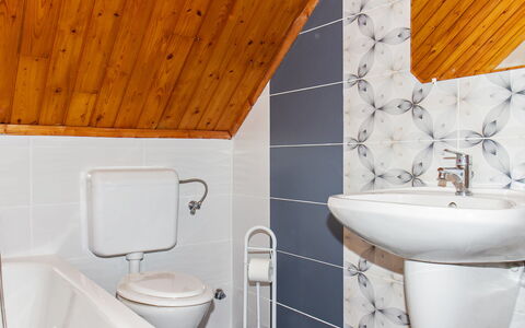 Balatonkeresztur 725: Brown, Tap, Plumbing Fixture, Bathroom Sink, Building, Property, White, Sink, Bathroom, Purple