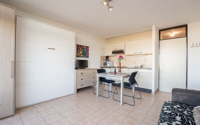 Accommodation:&nbsp;Studio 705 with Seaview 410.9