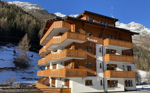 Haus Saturn: Wood, Furniture, Flooring, Interior Design, Floor, Ceiling, Apartment, Room, Wood Stain, Chair