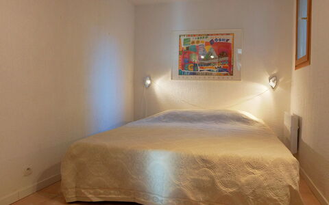 Le Belvédère: Bedroom, Bed, Furniture, Room, Bedding, Bed Sheet, Property, Bed Frame, Floor, Wall