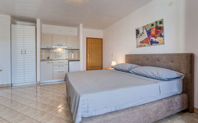 Accommodation:&nbsp;Balorda 100.4