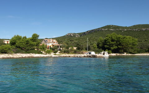 Jure: Water, Sky, Boat, Azure, Watercraft, Tree, Lake, Mountain, Natural Landscape, Building