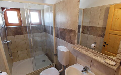 Jure: Bathroom, Property, Room, Plumbing Fixture, Wall, Bathroom Sink, Floor, Architecture, Interior Design, Bathtub