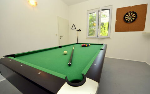 Mirko: Billiard Table, Billiard Room, Pool, Sports Equipment, Table, Property, Furniture, Billiards
