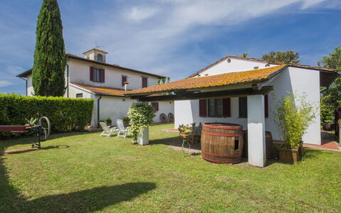 Casetta Ponticelli: Cloud, Sky, Plant, Building, Window, Tree, House, Land Lot, Grass, Cottage
