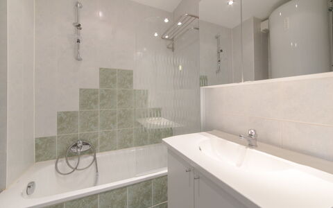 Tivoli 37 with Parking: Plumbing Fixture, Mirror, Property, Tap, Bathroom, Sink, Bathtub, Shower, Floor