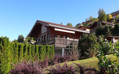 Bivak: Property, House, Home, Building, Real Estate, Architecture, Cottage, Residential Area, Roof, Rural Area