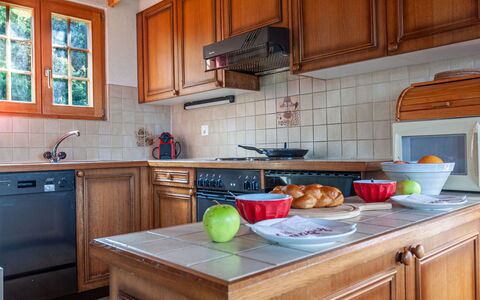 Bivak: Countertop, Cabinetry, Property, Kitchen Sink, Kitchen Appliance, Kitchen, Tableware, Kitchen Stove, Wood, Interior Design