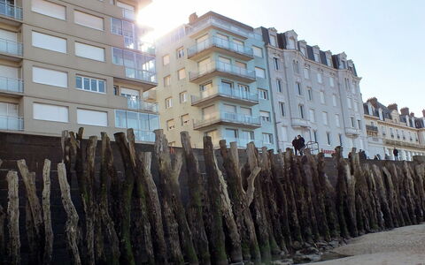Le Grand Large: Building, Property, Window, Sky, Urban Design, Biome, Neighbourhood, Tower Block, Material Property, Condominium