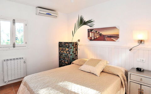 Cofitsa: Bedroom, Bed, Furniture, Bed Sheet, Room, Bedding, Property, Interior Design, Bed Frame, Mattress