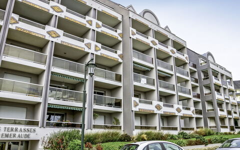 Dinard 153: Car, Plant, Building, Property, Sky, White, Vehicle