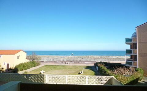 Le Barcarès 480: Property, Sky, Blue, Architecture, House, Real Estate, Building, Sea, Home, Apartment