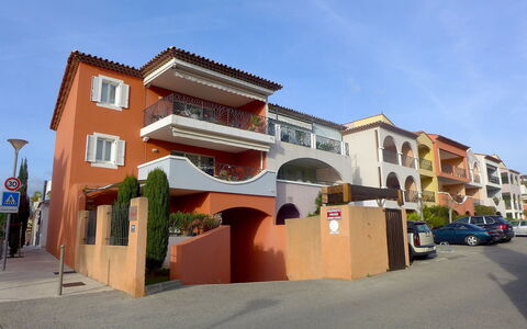 Le Madrilène: Sky, Building, Window, House, Shade, Urban Design, Cloud, Neighbourhood, Street Light, Residential Area