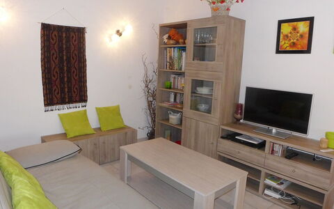 Le Madrilène: Room, Property, Furniture, Interior Design, Living Room, Building, House, Table, Wall, Floor