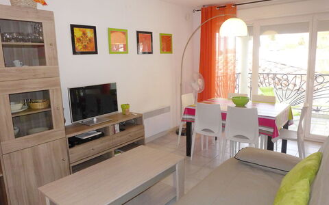 Le Madrilène: Furniture, Property, Table, Couch, Television, Window, Picture Frame, Interior Design, Architecture, Comfort