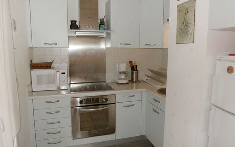 Le Madrilène: Room, Property, Major Appliance, Furniture, Kitchen, Refrigerator, Cabinetry, Home Appliance, House, Building