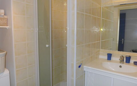 Le Madrilène: Bathroom, Property, Room, Tile, Wall, Floor, Plumbing Fixture, Interior Design, Real Estate, Bathroom Accessory