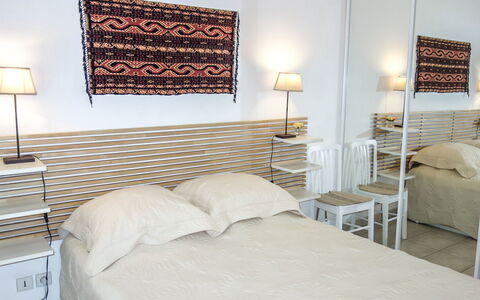 Le Madrilène: Bedroom, Furniture, Room, Bed, Property, Bed Frame, Interior Design, Wall, Bed Sheet, Floor