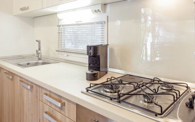 Camping Mon Perin **** 310.21: Property, Countertop, Room, Kitchen, Sink, Kitchen Sink, Cabinetry, Furniture, Interior Design, Tile