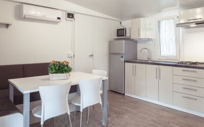 Camping Mon Perin **** 310.7: Room, Property, White, Furniture, Kitchen, Interior Design, Building, Floor, Countertop, Cabinetry