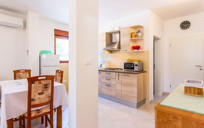 Banj 558 5.2: Property, Room, Furniture, Building, Interior Design, Floor, House, Kitchen, Real Estate, Ceiling