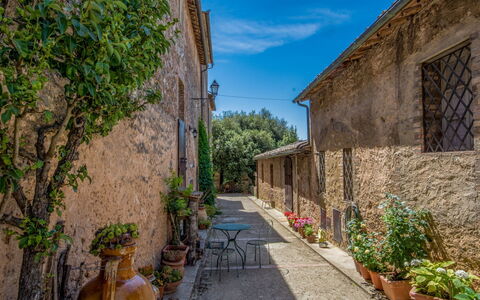 Sovicille 300: Alley, Property, Town, Wall, Street, House, Road, Building, Real Estate, Architecture
