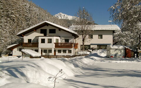 Ferien 1: Sky, Snow, Property, Window, Building, House, Slope, Tree, Architecture, Neighbourhood