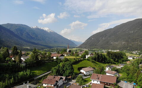 Ferien 1: Cloud, Sky, Mountain, Plant, Natural Landscape, Building, Highland, Tree, Landscape, Rural Area