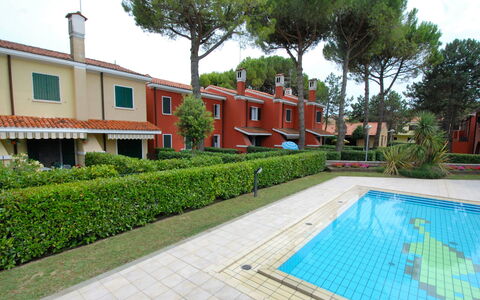 Bibione 310: Plant, Sky, Property, Building, Water, Swimming Pool, Window, Tree, Grass, Urban Design