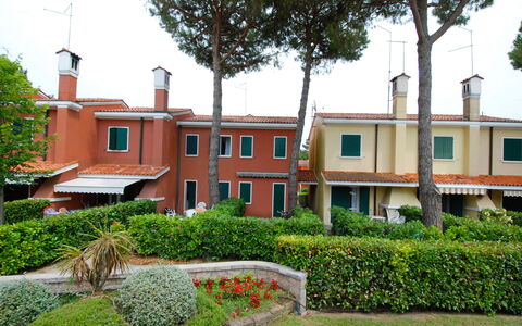 Bibione 310: Plant, Building, Sky, Window, Tree, Land Lot, Urban Design, Vegetation, Grass, Residential Area