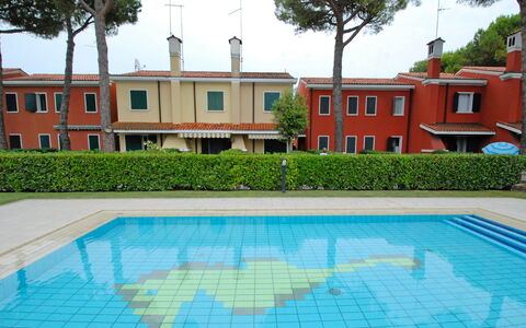 Bibione 310: Water, Plant, Daytime, Property, Building, Swimming Pool, Sky, Window, Azure, Nature