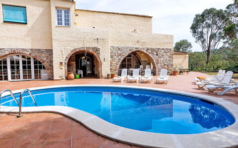 Can Trullas: Water, Building, Sky, Cloud, Window, Azure, Swimming Pool, Interior Design, Body Of Water, Plant