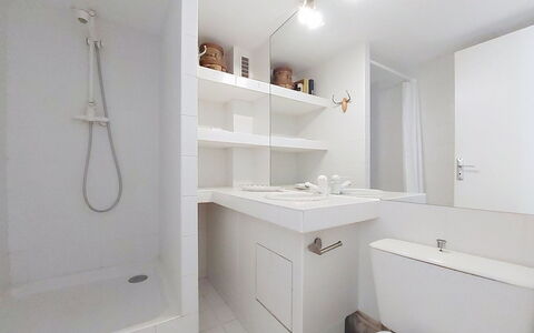 Le Platin: Bathroom, Plumbing Fixture, Flooring, Wall, Interior Design, Floor, Bathtub, Tap, Plumbing, Ceiling