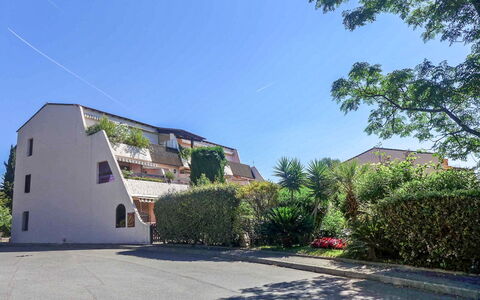 La Ciotat 207: Sky, Plant, Building, Window, Tree, Road Surface, Land Lot, Asphalt, Urban Design, Residential Area