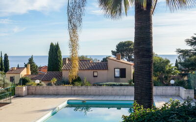 La Ciotat 207: Cloud, Water, Plant, Sky, Daytime, Property, Swimming Pool, Azure, Blue, Building