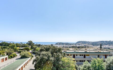 Cavalaire 158: Property, Sky, Residential Area, Real Estate, Architecture, House, Building, Tree, Roof, Urban Area