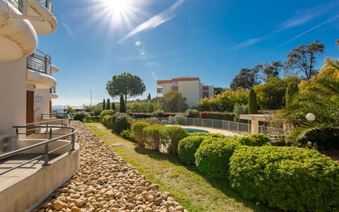 Les Rivages de L'Esterel: Cloud, Sky, Plant, Daytime, Tree, Building, Land Lot, Sunlight, Road Surface, Street Light