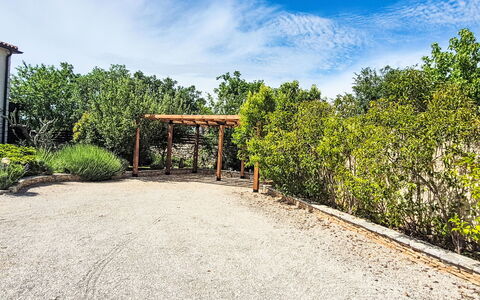 Histria 1: Shrub, Garden, Sunlight, Trail, Shade, Landscaping, Walkway, Driveway, Botanical Garden, Path