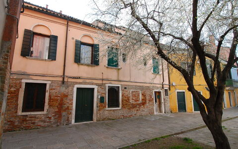 Valier: Property, Building, Neighbourhood, House, Town, Facade, Architecture, Wall, Tree, Real Estate